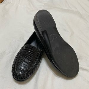 Elegant Black Crocodile Pattern Loafers